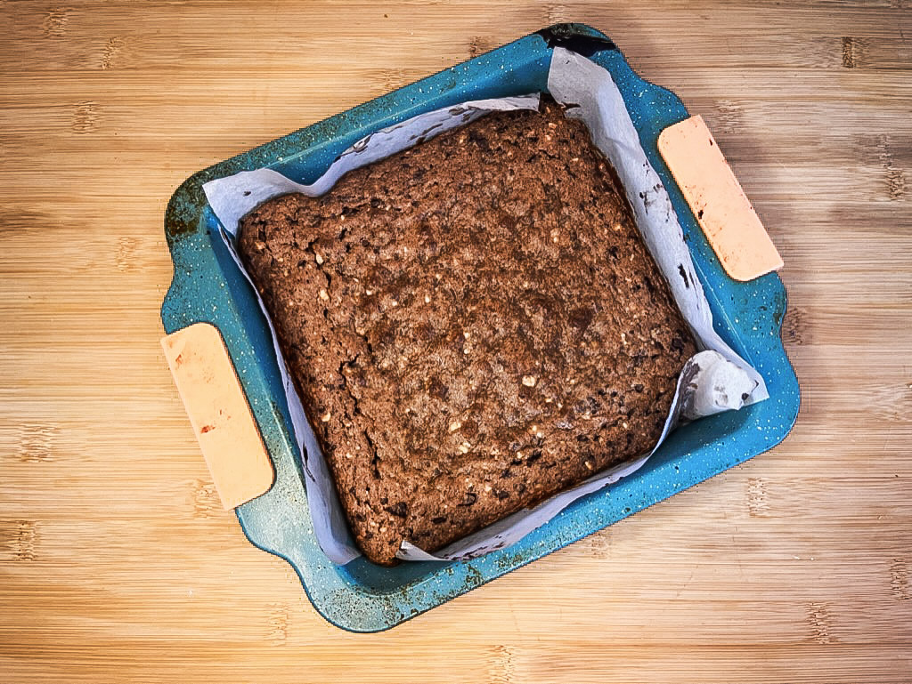 Brownie recien salido del horno antes del desmolde