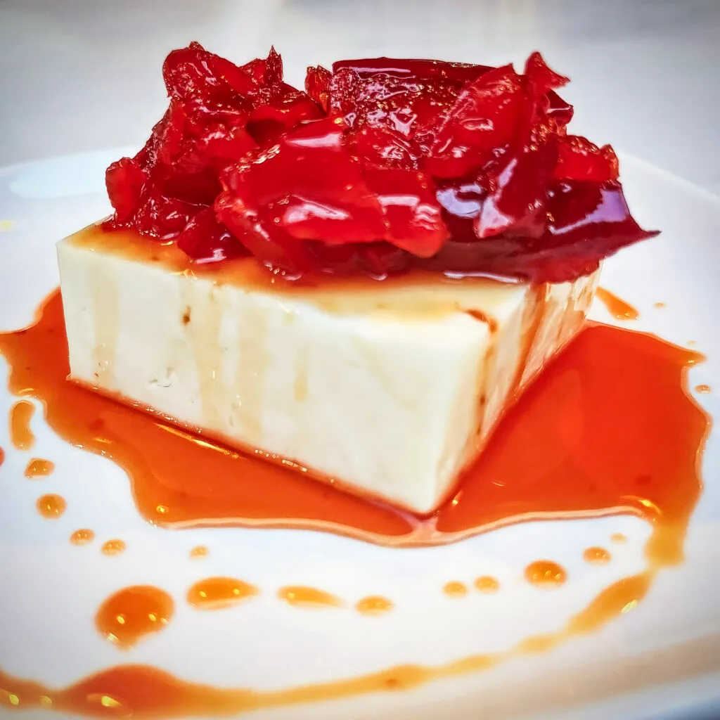 Mermelada de pimenton sobre trozo de queso