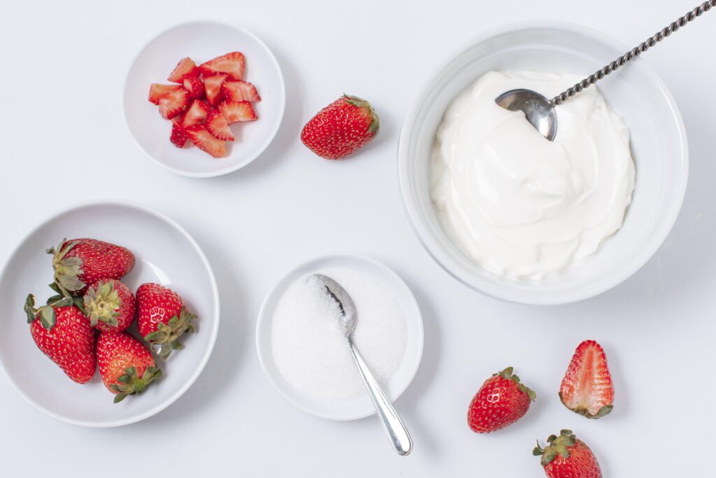 Bowls de yogurt con frutillas frescas